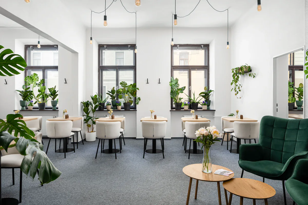 Světlá snídaňová místnost Hotelu Riverside