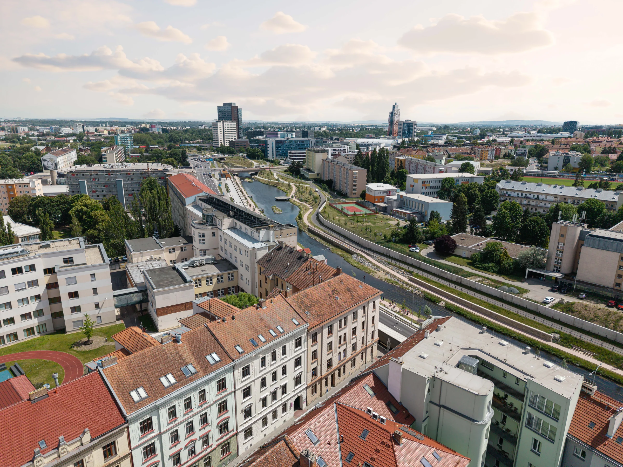 Luftaufnahme des Hotels Riverside, der Svratka und der umliegenden Stadt