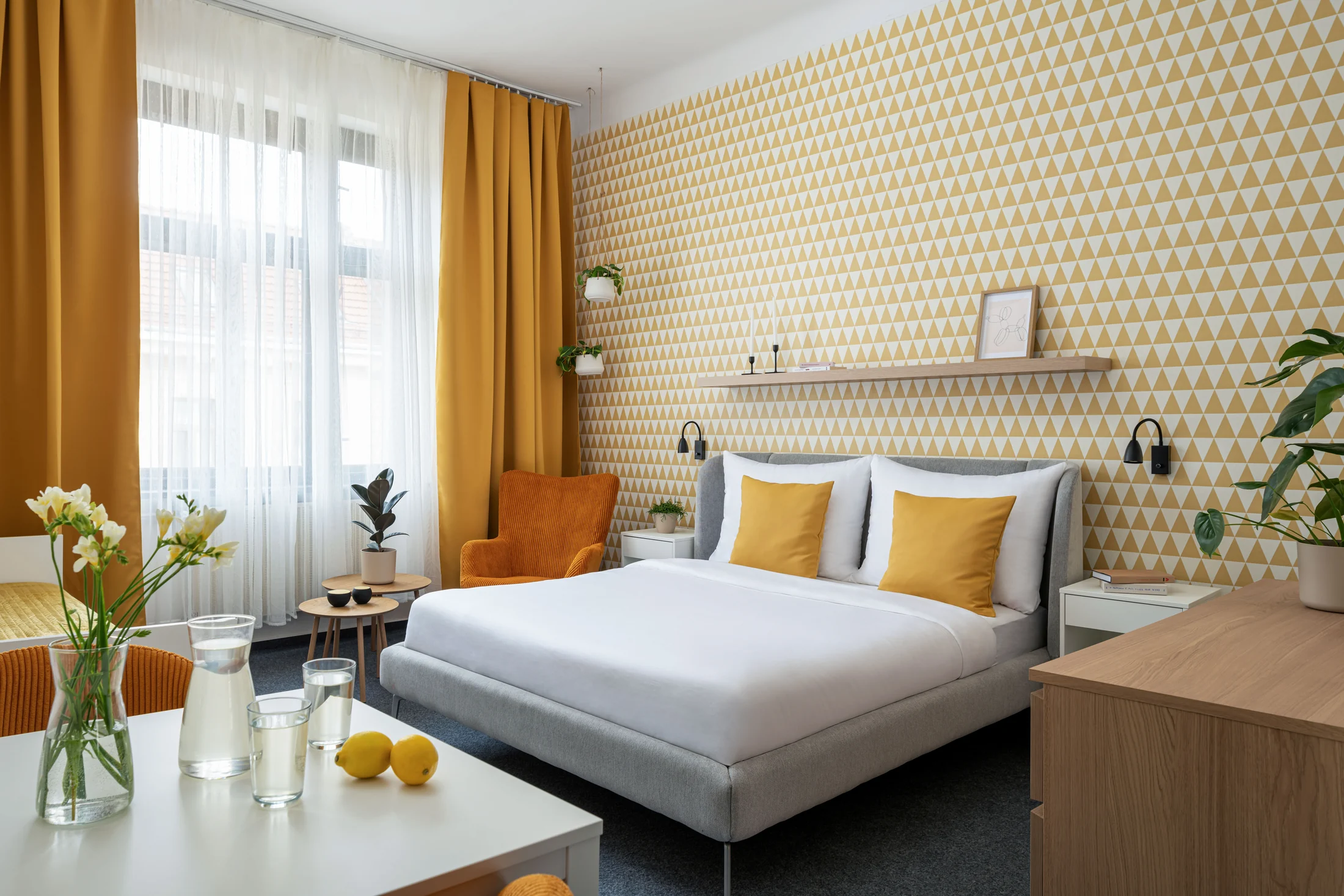 Delta — Gesamtansicht von Doppelbett, Schreibtisch und Sessel