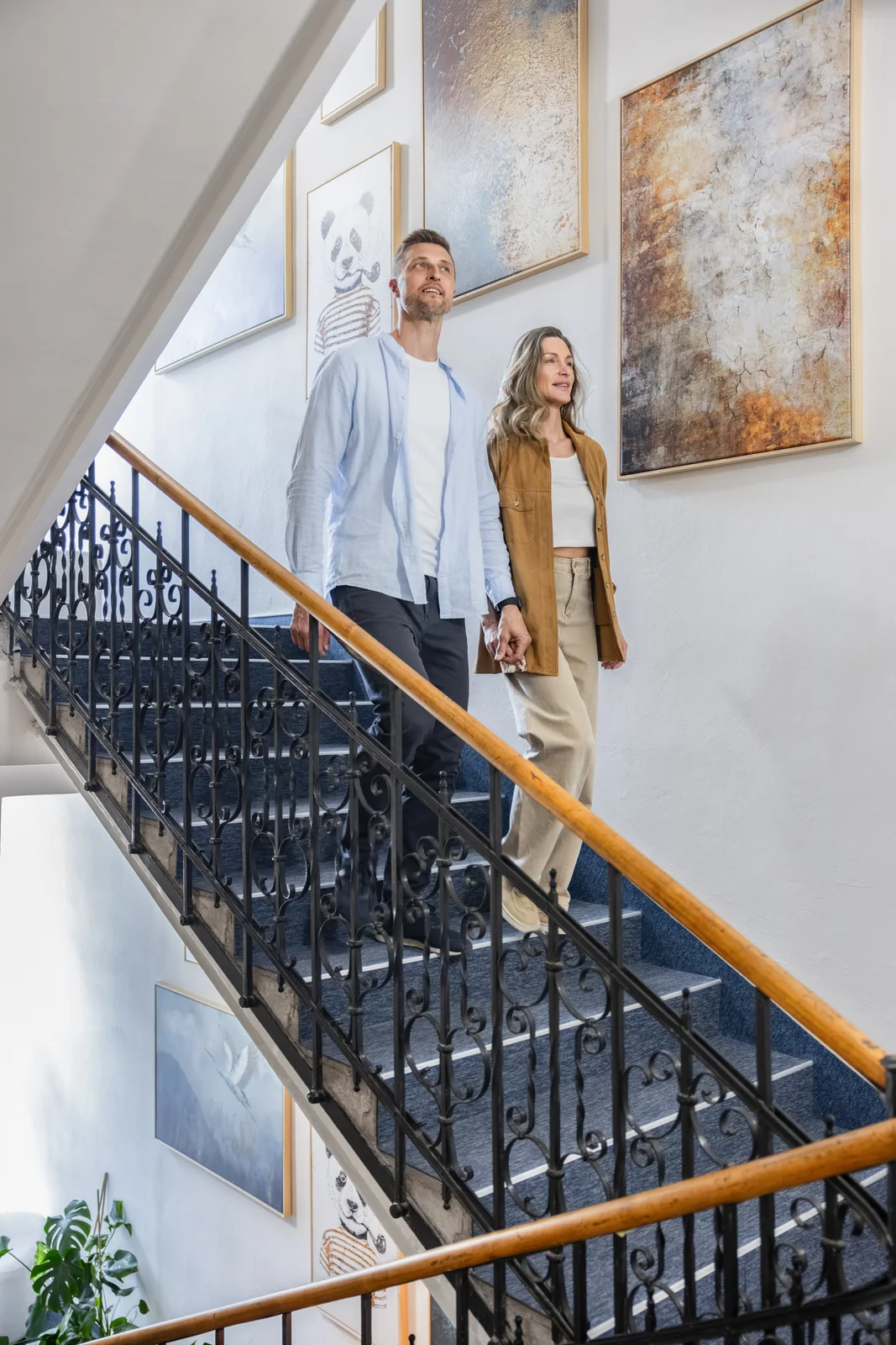 Gäste auf der Treppe des Hotels Riverside